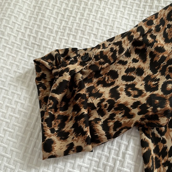 Calvin Klein leopard long chemise with cinch waist. Size M. - Picture 4 of 10